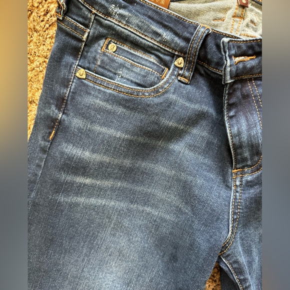 Kut From the Kloth Catherine Boyfriend Jeans. Mid-Rise. Color=Easily Wash. Sz 6. - Picture 11 of 13